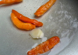 Foto cabe rawit dan bawang putih sedang direbus