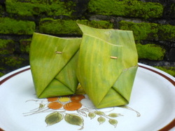 Foto makanan berbungkus daun pisang