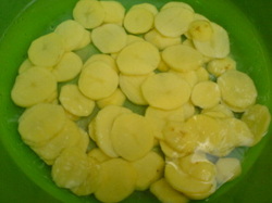 Foto irisan kentang direndam dalam air kapur